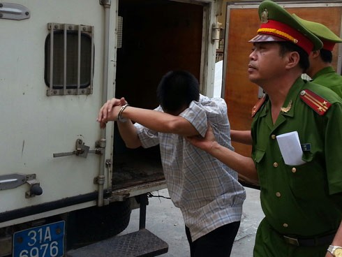 8h20', Đặng Trần Hoài được dẫn giải ra khỏi xe thùng, bước vào phòng xử của TAND Hà Nội.